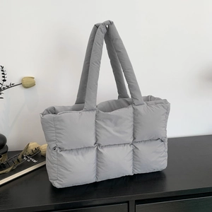 Minimalistische graue gesteppte Puffer-Tragetasche mit gepolsterten Tragegriffen