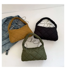 Vue détaillée de sacs matelassés en marron, noir et vert olive avec bandoulière