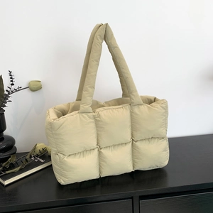 Minimalistische gesteppte Tragetasche in Salbeigrün mit gepolsterter Nylon-Textur