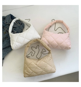 Sacs à bandoulière matelassés en blanc, rose et beige avec chaîne argentée et veste en jean