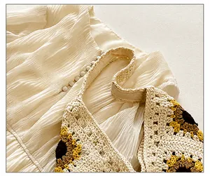 Détails de la fleur de tournesol tricotée main et bandoulière en coton beige du sac