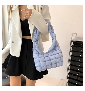 Detalle del bolso bandolera acolchado azul claro con asa de nudo para mujer