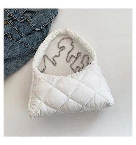 Détail du sac à main matelassé blanc avec chaîne argentée et poignée souple