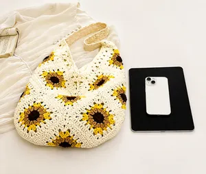 Détail d'un sac cabas au crochet avec motifs de tournesols et intérieur spacieux fait à la main