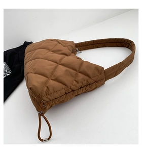 Detailaufnahme der braunen Stepptasche mit Rautenmuster und seitlichen Metallelementen