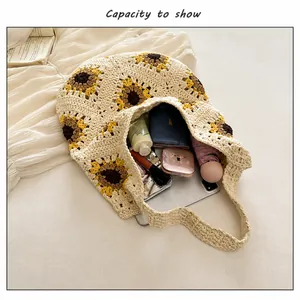 Capacité intérieure du sac crochet tournesol contenant tablette, portefeuille et maquillage