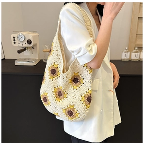 Détail du sac à bandoulière blanc tricoté main avec motifs de tournesol au crochet