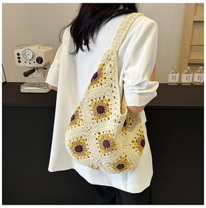 Détail du sac fourre-tout au crochet crème avec motifs tournesols jaunes et larges anses