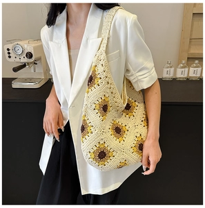 Détail de la texture en maille d'un sac à bandoulière au crochet avec tournesols