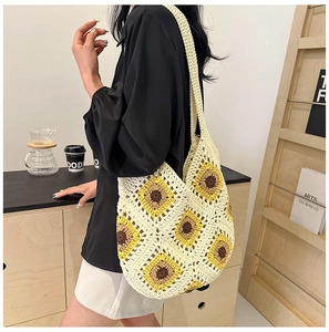 Détail du sac cabas en crochet fait main avec motifs de tournesols et texture tissée