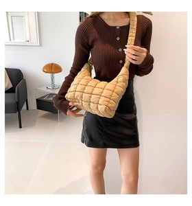 Bolso hobo acolchado caqui con diseño puffy en modelo para un estilo de verano moderno