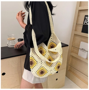 Détail du sac cabas au crochet à tournesol montrant la texture en maille ivoire