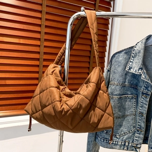 Braune Stepptasche aus Nylon mit großem Rautenmuster und breitem Schultergurt