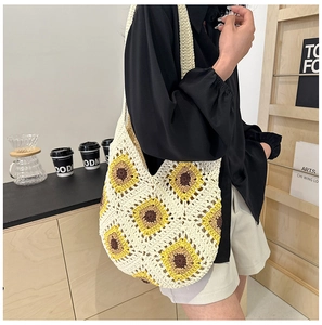 Détail de la texture 3D et du tissage du sac en tricot fait main avec motif tournesol