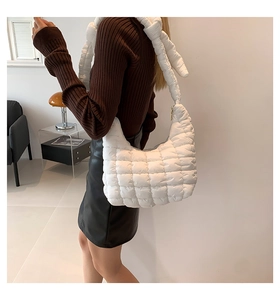Detalle de la textura acolchada blanca y el tejido suave del bolso de hombro tipo nube