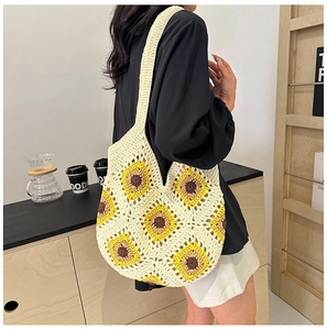 Détail du sac à bandoulière en crochet fait main avec motifs de tournesol en coton crème