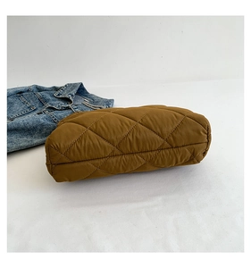 Détail d'un sac à bandoulière matelassé marron en nylon brillant au style vintage chic