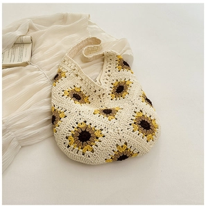 Gros plan détaillé du sac cabas en tricot avec motifs de tournesols faits main
