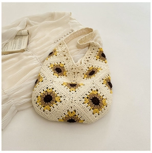 Détail du sac cabas au crochet tournesol avec motifs tissés sur vêtement d'été