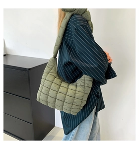 Detalle del bolso de hombro acolchado verde oliva en acabado de nailon mate suave