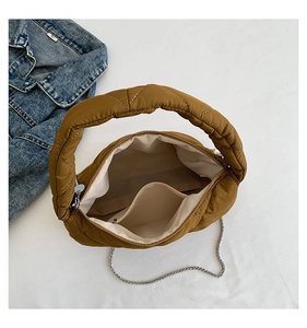 Vue de dessus d'un sac oreiller en nylon matelassé marron avec chaîne et poche interne