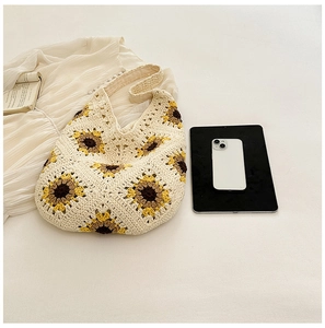 Détail du sac à bandoulière crocheté à la main avec motifs de tournesols en coton