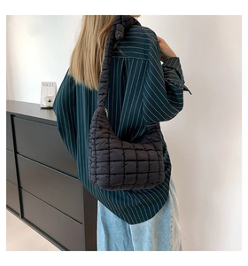 Detalle del bolso hobo acolchado negro con correa gruesa para el hombro