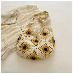 Détail des motifs de tournesol au crochet et texture tricotée du sac à bandoulière fait main
