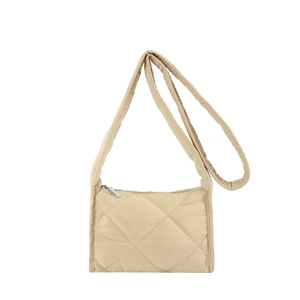 Minimalistische beige gewatteerde schoudertas met ruitpatroon en brede schouderband