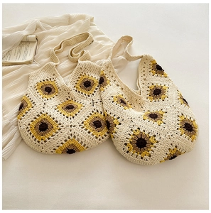Gros plan du motif de tournesol tissé à la main sur un sac à bandoulière au crochet