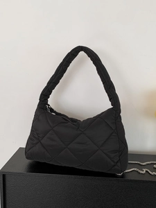 Sac hobo matelassé noir moderne avec chaîne argentée et finition en nylon élégante