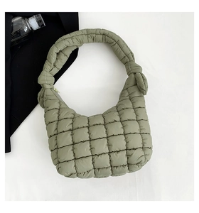 Vista detallada del bolso acolchado verde salvia con diseño de asa de nudo elegante