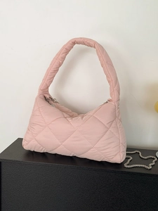 Sac hobo matelassé rose avec poignée supérieure et bandoulière en chaîne argentée