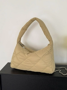Sac bandoulière matelassé en nylon beige avec détail de fine chaîne en argent
