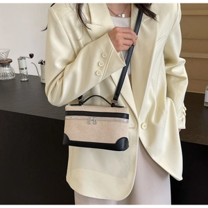 Détail du petit sac carré en toile vintage avec bordure en cuir et cadenas argenté