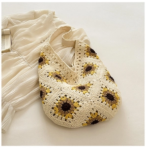Vue détaillée du motif de tournesol tricoté à la main sur un sac à bandoulière au crochet