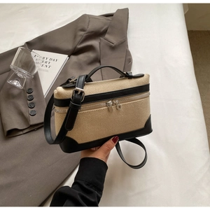 Détails du sac rétro en toile avec garniture en cuir noir et fermeture éclair métallique