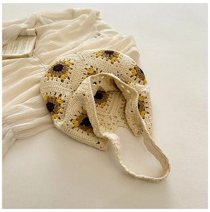 Détail du sac fourre-tout en crochet avec tournesol et textures faites à la main