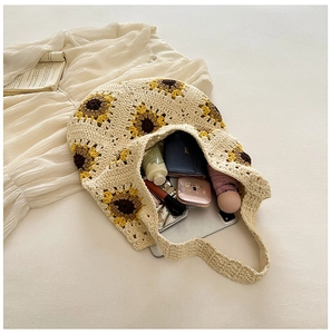 Vue de dessus du sac au crochet tournesol spacieux contenant divers accessoires
