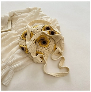 Gros plan du sac en tricot fait main avec motifs de tournesol au style bohème