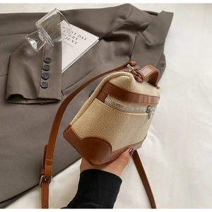 Détail du sac à main rétro en toile avec garniture en cuir marron et fermeture éclair argentée