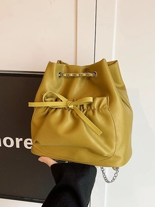 Bolso tipo cubo amarillo mostaza con lazo y correa de cadena para mujer moderna