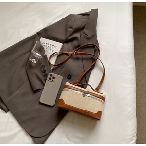 Vue à plat d'un sac cabas rétro en toile avec garniture en cuir marron et sangle