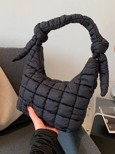 Bolso hobo negro acolchado con textura esponjosa y detalle de asa con nudo moderno