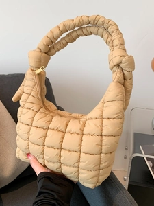 Bolso de mano acolchado beige con diseño de nube y asa con nudo en forma de media luna