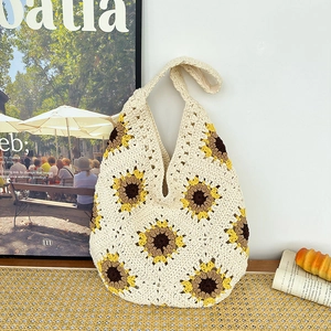 Sac hobo en crochet fait main avec tournesols pour les vacances à la plage et l'été