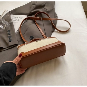 Vue détaillée de la double fermeture éclair du sac bandoulière vintage en toile