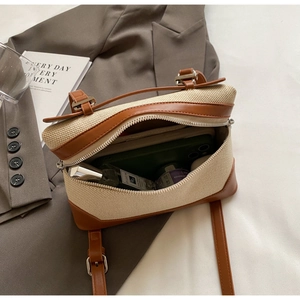 Vue intérieure du sac bandoulière en toile montrant la capacité pour téléphone et maquillage