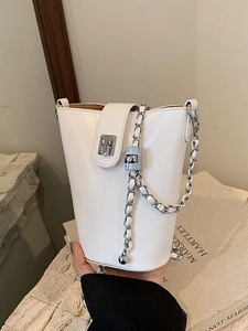 Sac seau en cuir verni blanc avec bandoulière chaîne argentée et boucle en métal
