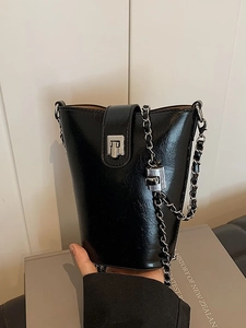 Sac seau minimaliste en cuir ciré noir avec chaîne argentée et boucle en métal